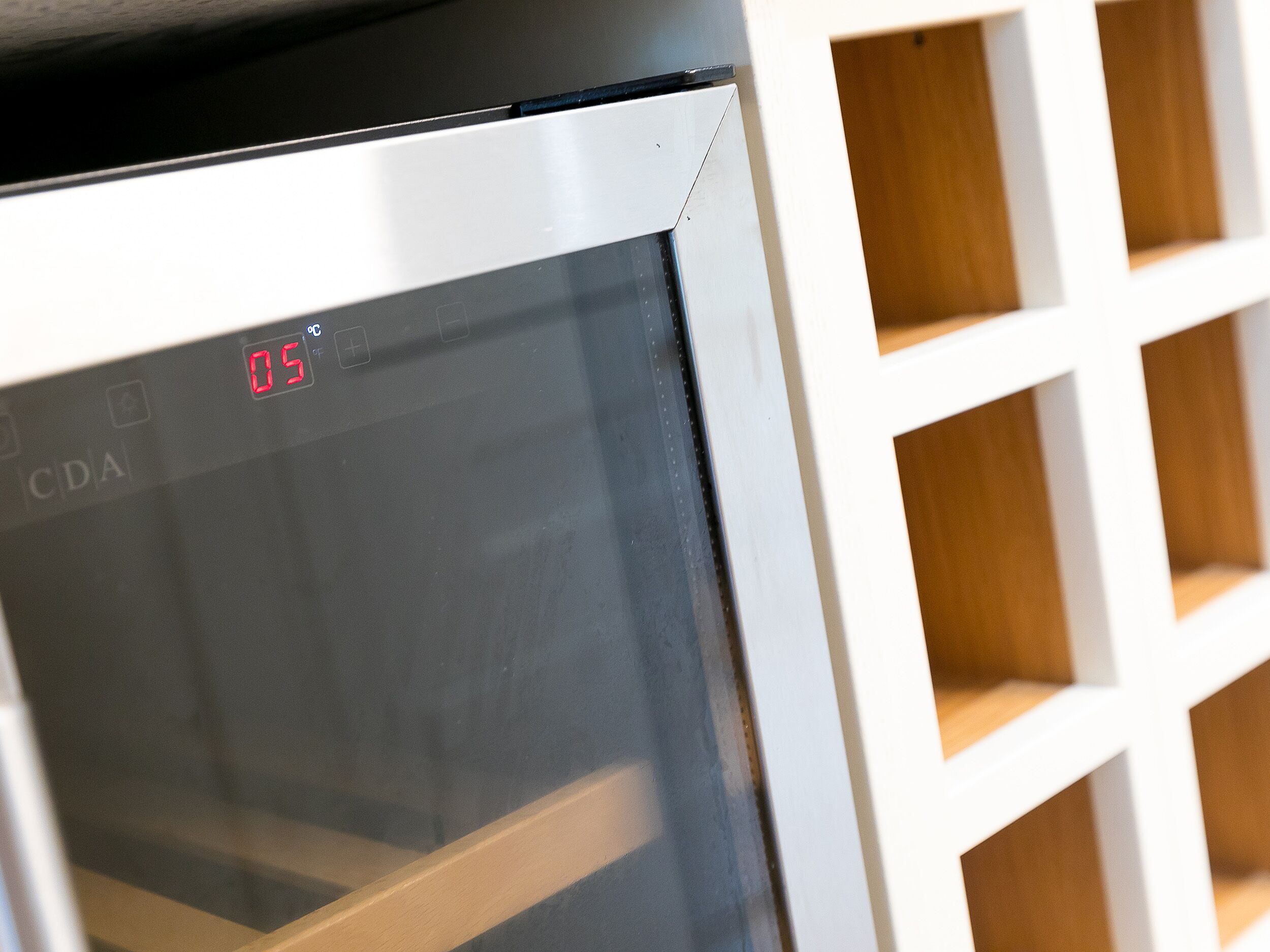 Eine moderne Küche mit einer digitalen Uhr, die die Uhrzeit anzeigt.