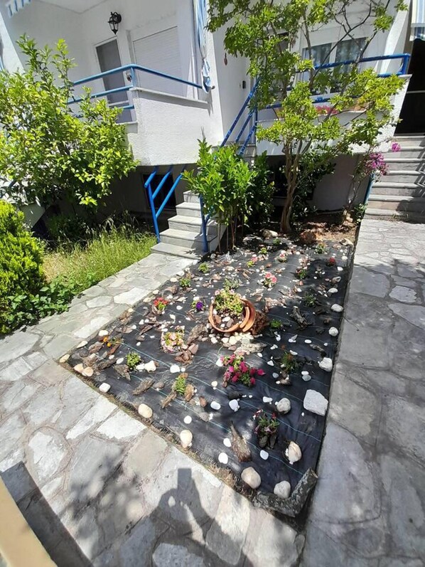 Villa | Property grounds - Impeccable 2-bed House in (Nea Propontida)