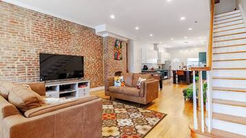 Smart TV, futbolito y libros