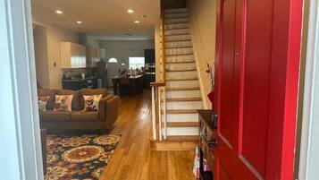 Smart TV, pebolim, livros