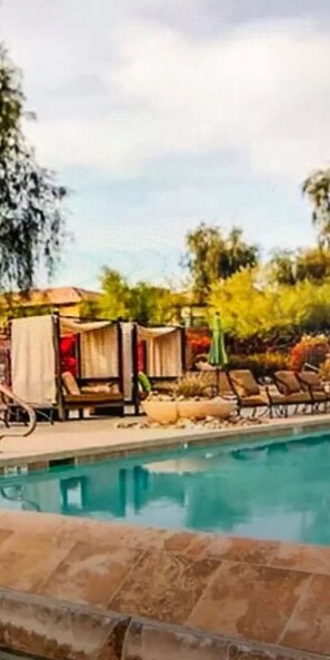 Utendørsbasseng og et oppvarmet basseng