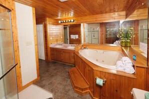 Casa, 1 cama Queen size y sofá cama (Country Romance #1279) | Baño | Amenidades de baño gratuitas y toallas 