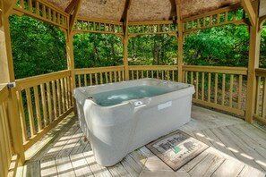 House, 1 Queen Bed with Sofa bed (Country Romance #1279) | Outdoor spa tub - Country Romance #1279 (Sevierville)