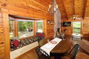 House, 1 Queen Bed with Sofa bed (Country Romance #1279) | Dining - Country Romance #1279 (Sevierville)