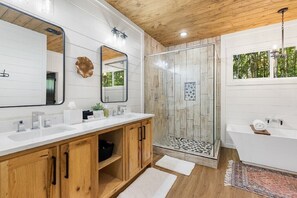 Hair dryer, towels, soap, shampoo - Moonlight Crush Exciting Getaway Destination Fun for All Ages! (Broken Bow)