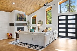 Smart-TV, Kamin, Tischfußball