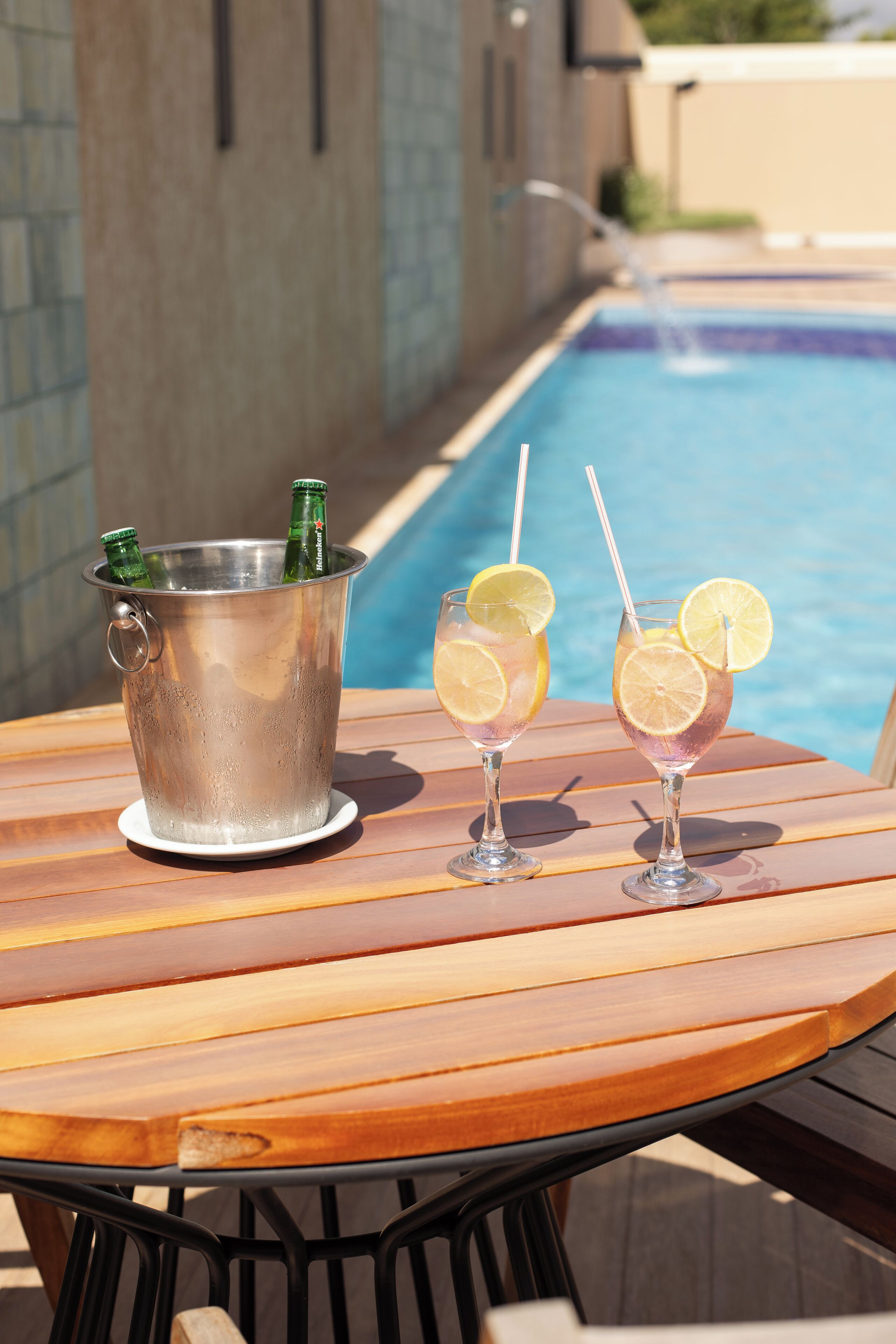 2 つの屋外プール