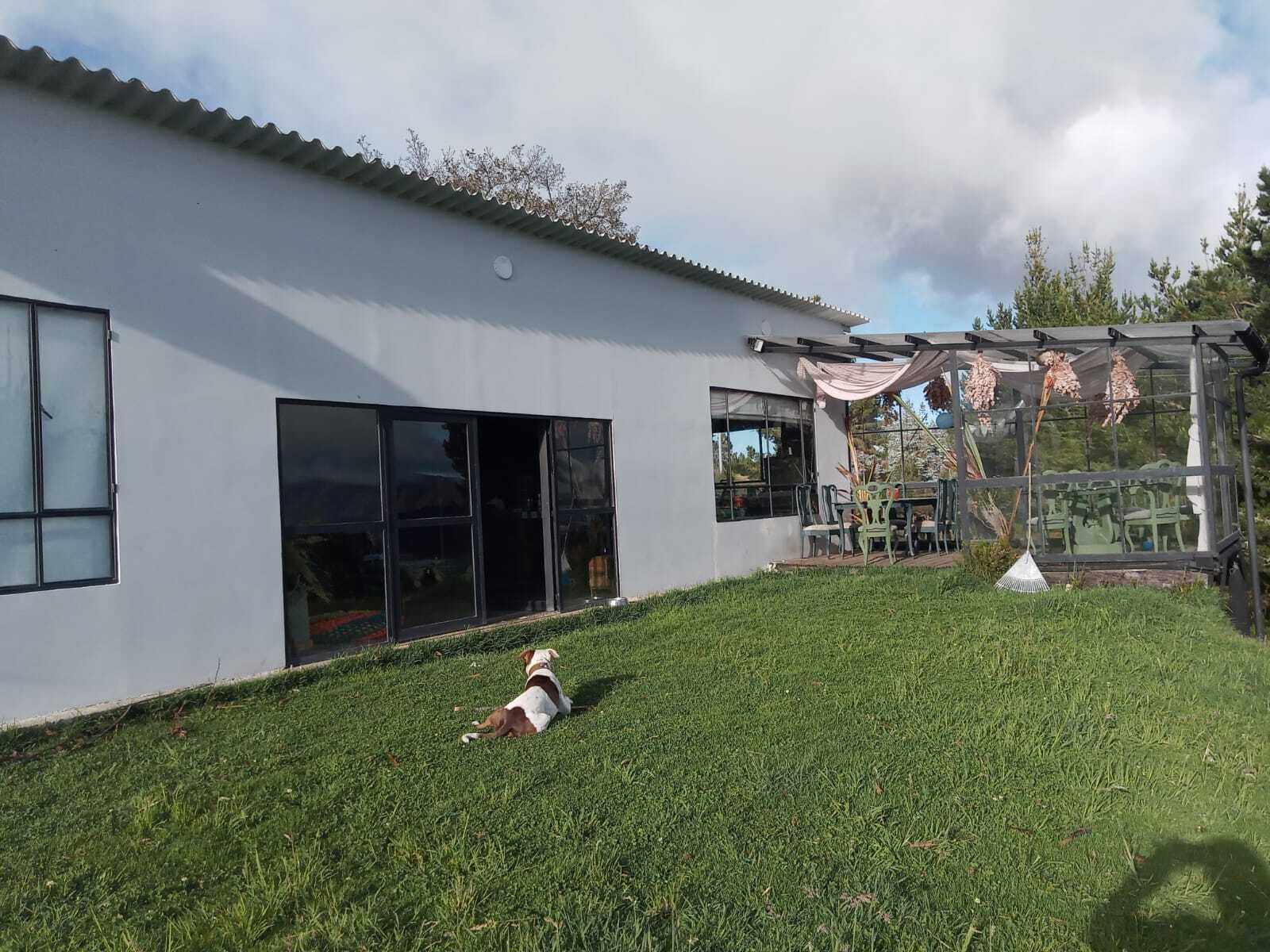 En modern byggnad med stora fönster och en täckt uteservering.