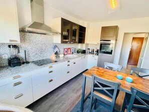 Großer Kühlschrank, Mikrowelle, Ofen, Herdplatte