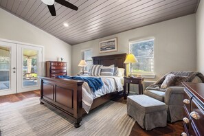 5 bedrooms, desk, iron/ironing board, travel crib