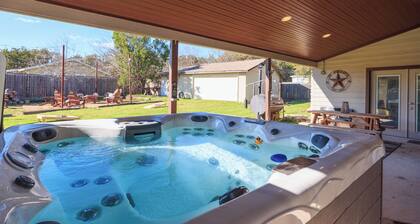 Relax at the lake! Large 5 room / 3 bath house w/ hot tub pet friendly