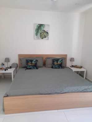 3 habitaciones, tabla de planchar con plancha, wifi y ropa de cama 