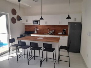 ثلاجة، ميكروويف، فرن، موقد طهي مسطح