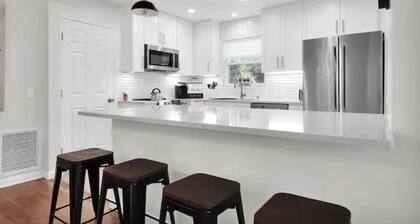 Bettys Place a Cozy Modern 3BR/2BA SFH w/ Fenced Yard, Inside W/D, Gig WiFi