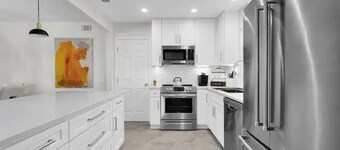 Bettys Place a Cozy Modern 3BR/2BA SFH w/ Fenced Yard, Inside W/D, Gig WiFi