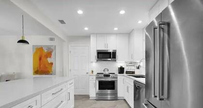 Bettys Place a Cozy Modern 3BR/2BA SFH w/ Fenced Yard, Inside W/D, Gig WiFi