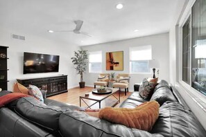 Smart TV, ping pong, books, video library - Bettys Place a Cozy Modern 3BR/2BA SFH w/ Fenced Yard, Inside W/D, Gig WiFi (Jacksonville)