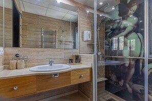 Doccia, asciugacapelli, bidet, asciugamani