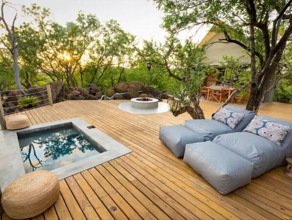 Outdoor spa tub