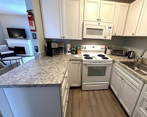 Geladeira, micro-ondas, fogão, cooktop
