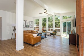 Smart-TV, Kamin, Bücher