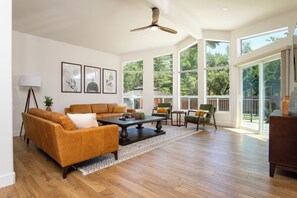 Smart-TV, Kamin, Bücher