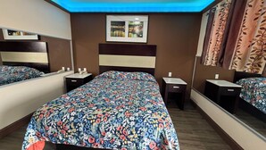 Rum - 1 queensize-säng - rökare | Skrivbord, strykjärn/strykbräda, gratis wi-fi och sängkläder