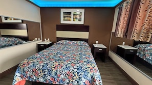 Zimmer, 1 Queen-Bett, Raucher | Schreibtisch, Bügeleisen/Bügelbrett, kostenloses WLAN, Bettwäsche