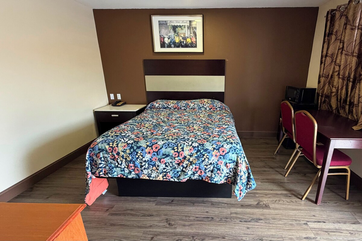 Zimmer, 1 Queen-Bett, Raucher | Schreibtisch, Bügeleisen/Bügelbrett, kostenloses WLAN, Bettwäsche