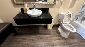 Zimmer, Raucher | Badezimmer | Kostenlose Toilettenartikel, Handtücher