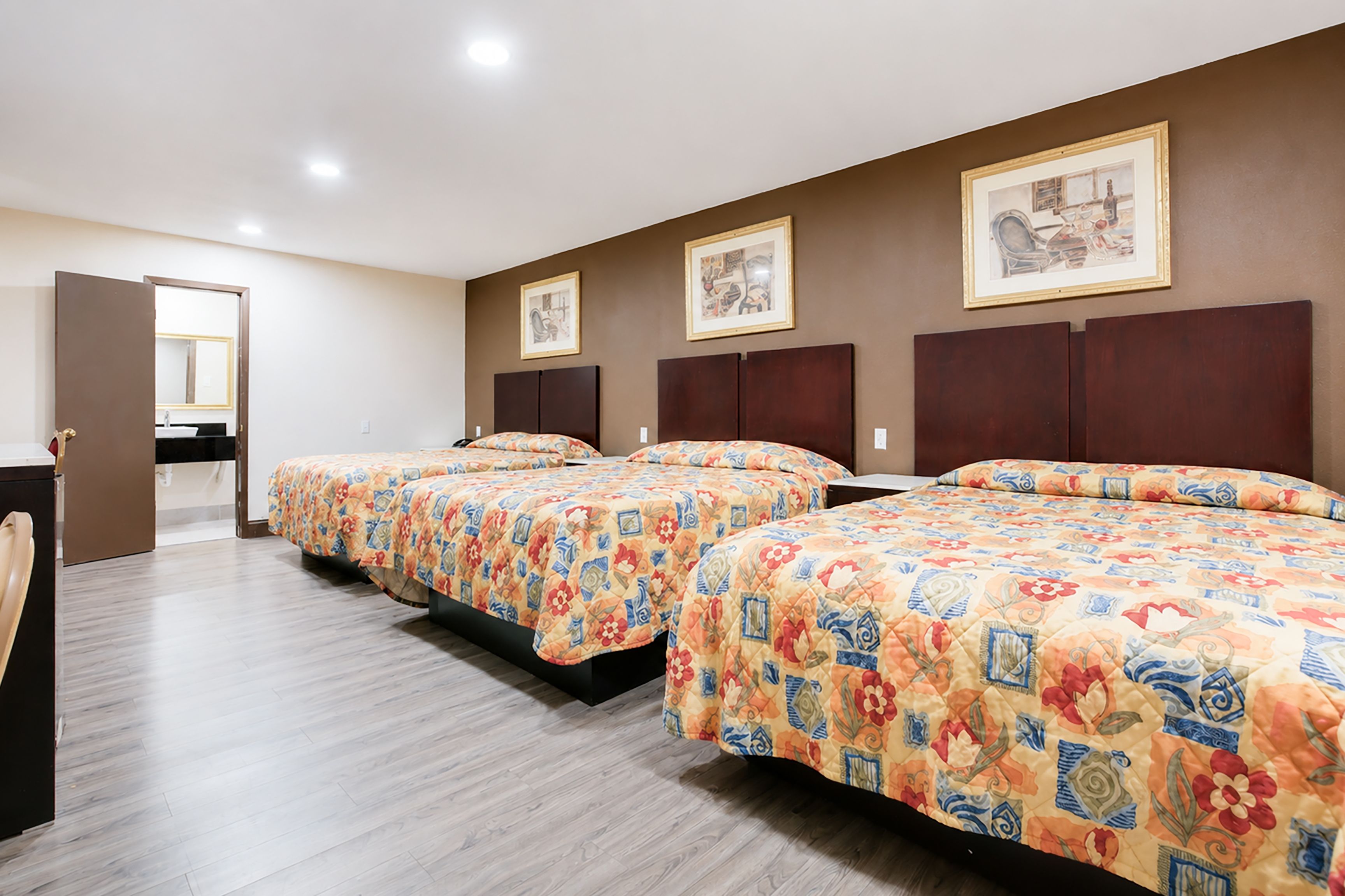 Une chambre d’hôtel avec deux lits, un bureau et une salle de bain.