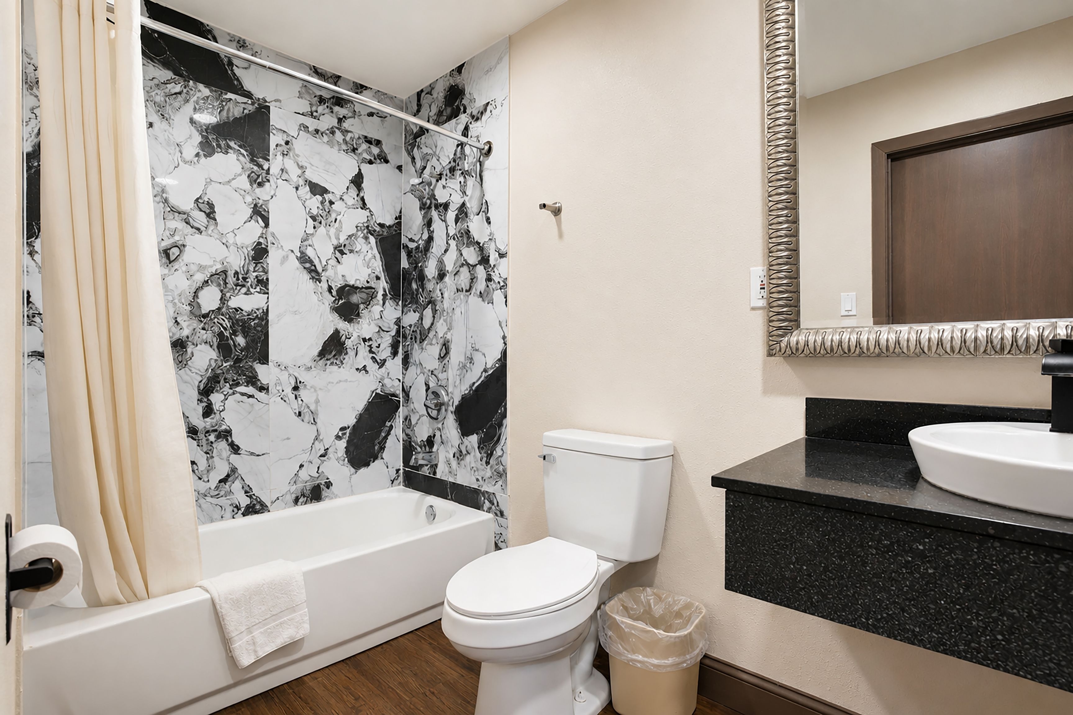 Une salle de bain avec une baignoire, des toilettes et un lavabo.