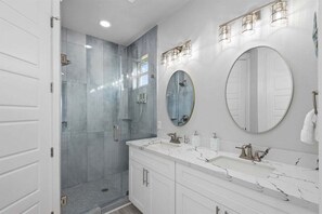 Combined shower/tub, hair dryer, towels