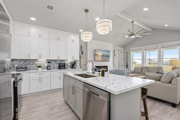 雪櫃、微波爐、焗爐、爐具