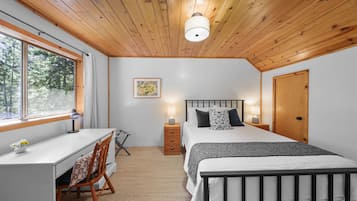 3 habitaciones, escritorio y tabla de planchar con plancha