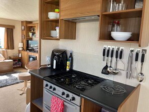 Chalet | Private kitchen | Fridge, microwave, oven, stovetop - Heacham Beach Caravan - Sleeps 6 - Pets Ok (King's Lynn)