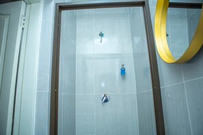 Comfort Studio, 1 King Bed | Bathroom | Shower, rainfall showerhead, free toiletries, towels - PLATINUM EAGLE GUEST HOUSE (Johannesburg South)
