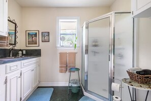 Dusche, Haartrockner, Handtücher, Seife