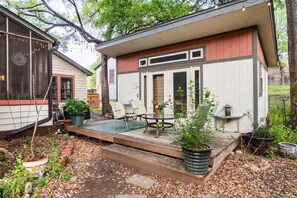 Outdoor dining - Homemade Banana Bread > NEW BED > Massage Chair > Screened Porch > 2 Min 2 Dwntn (Austin)