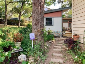 Property grounds - Homemade Banana Bread > NEW BED > Massage Chair > Screened Porch > 2 Min 2 Dwntn (Austin)