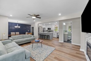 Smart TV, fireplace, table football - Serenity on Stroud: Fire Pit + Games + Fun (Mableton)