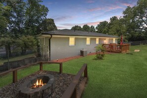 Property grounds - Serenity on Stroud: Fire Pit + Games + Fun (Mableton)