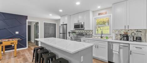 ثلاجة، ميكروويف، فرن، موقد طهي مسطح