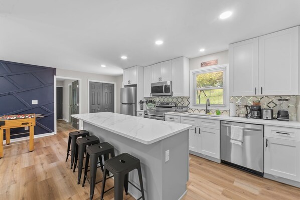 Fridge, microwave, oven, stovetop - Serenity on Stroud: Fire Pit + Games + Fun (Mableton)