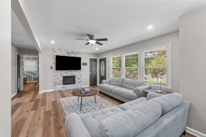 Smart TV, fireplace, table football - Serenity on Stroud: Fire Pit + Games + Fun (Mableton)