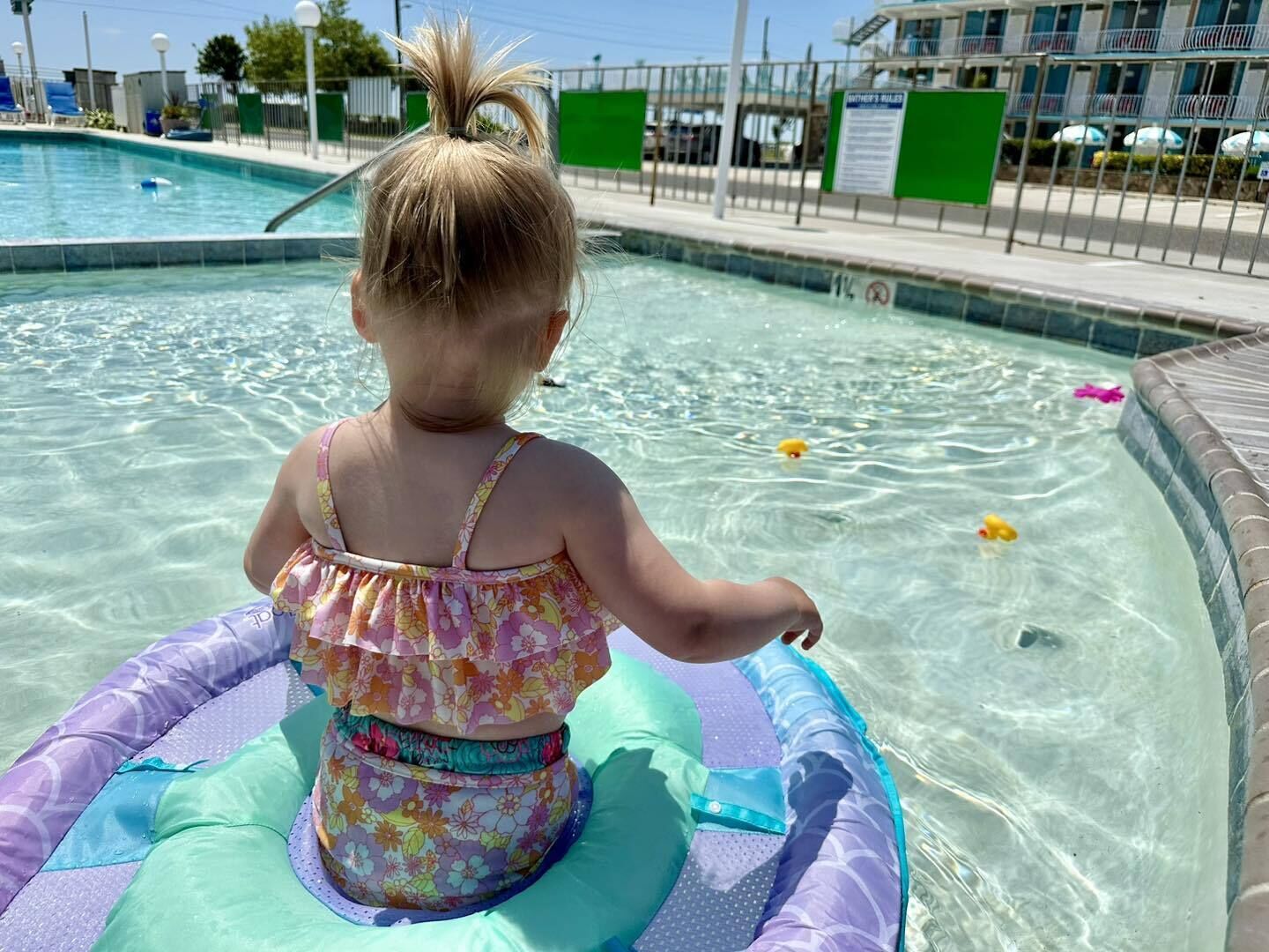 Una piscina al aire libre de temporada, sillones reclinables de piscina