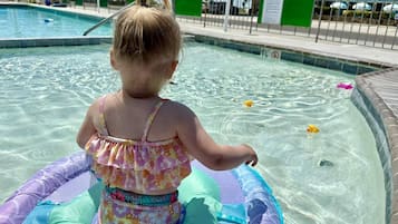 Una piscina al aire libre de temporada, sillones reclinables de piscina