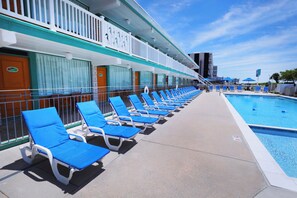 Piscine extérieure (ouverte en saison), chaises longues