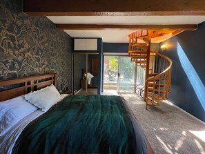 3 slaapkamers, een bureau, een strijkplank/strijkijzer, reisbedje