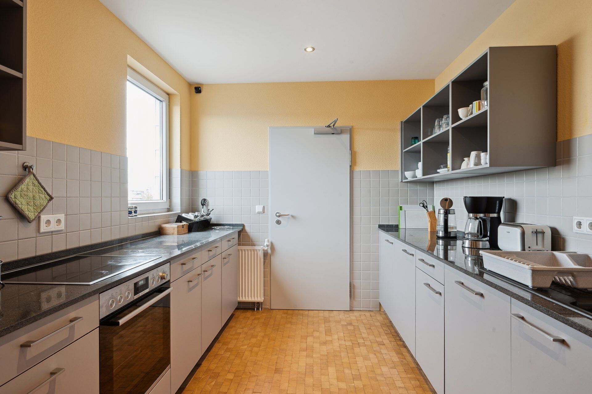 電冰箱、微波爐、烤箱、爐台